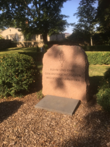 der Gedenkstein auf dem Friedhof in Arnstedt