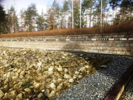 Das Massengrab der H&auml;ftlinge wurde nach dem Krieg angelegt und die Ofer erhielten Namen, die an der Seite auf der Umrandung in Kupferplatten gelegt sind.
